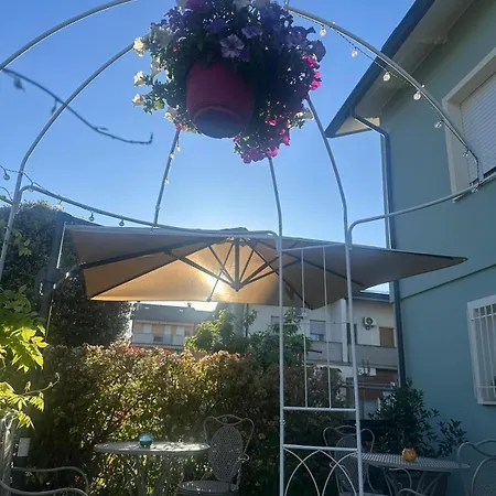 Bed & Breakfast Parrot House