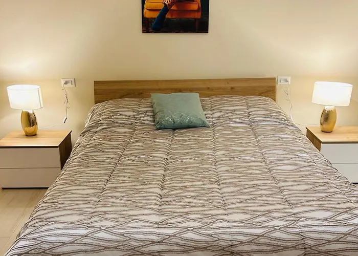 Bed & Breakfast Parrot House *